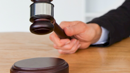 La absolución por falta de pruebas exige que la conducta haya sido previamente calificada como típica