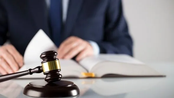 La retroactividad benigna procede incluso cuando media sentencia firme