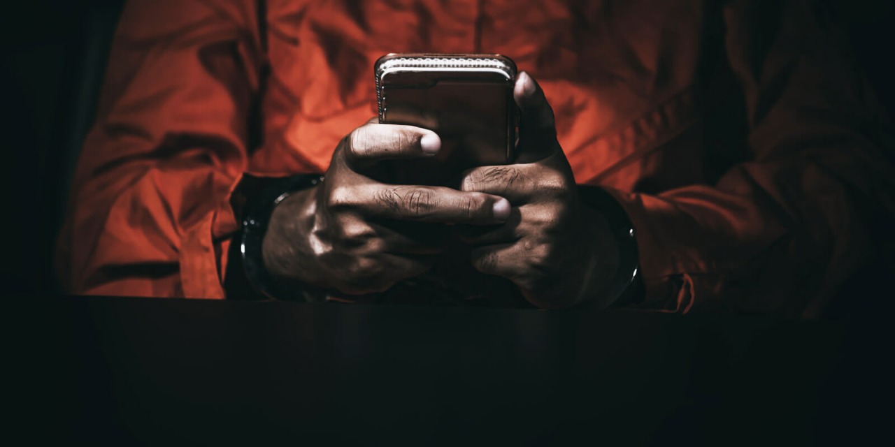 Objeto material del delito de posesión indebida de celulares en centros de detención