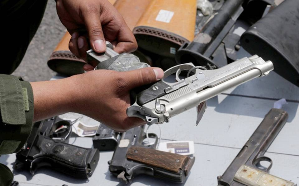 ¿Puede el delito de tenencia ilegal de armas subsumirse en el delito de robo agravado?
