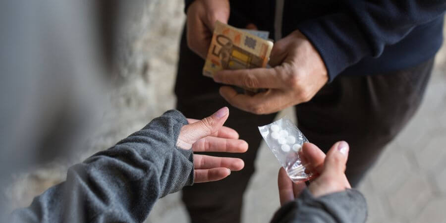 Tráfico ilícito de drogas: según las máximas de la experiencia, es una estrategia delictiva el uso de comunicaciones encriptadas, crifradas o en clave para  facilitar el trnsporte de la droga