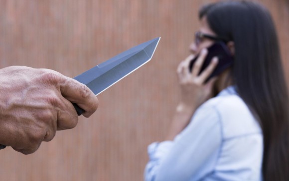 Proferir insultos intimidantes a la agraviada para que entregue su celular: ¿Configura robo o hurto?